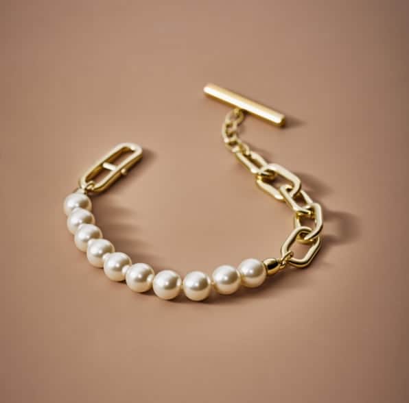 Un bracelet ton or avec perles de verre d’imitation.