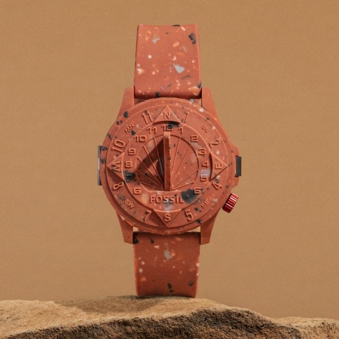 L’orologio in edizione limitata STAPLE x Fossil caratterizzato dal motivo effetto terrazzo veneziano e sportellino a meridiana.