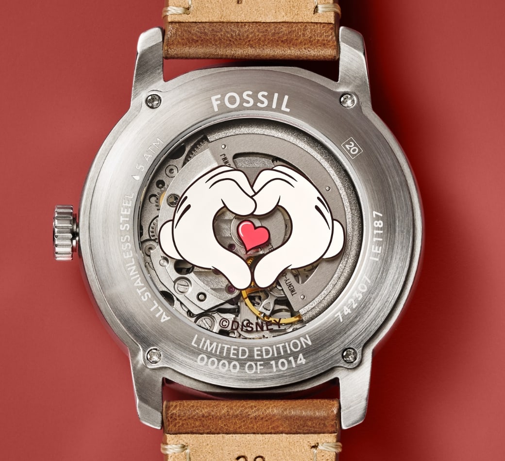 Le dos du boîtier de la montre Cupidon Mickey Mouse Disney exclusive présentant les mains de Mickey Mouse formant un cœur.