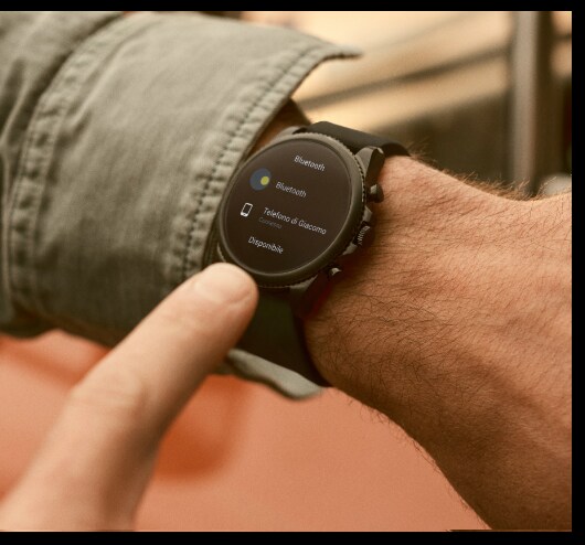 Un uomo che indossa uno smartwatch Gen 6.