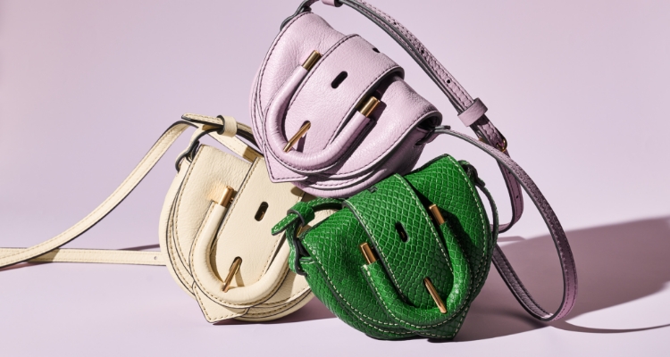 Drei Micro Taschen in Helllila, Grün mit Pythonprägung und Cremefarben (im Uhrzeigersinn von oben) und eine auf einem Skateboard sitzende Frau mit Micro Crossbodys in Grün mit Pythonprägung und in Cremefarben.