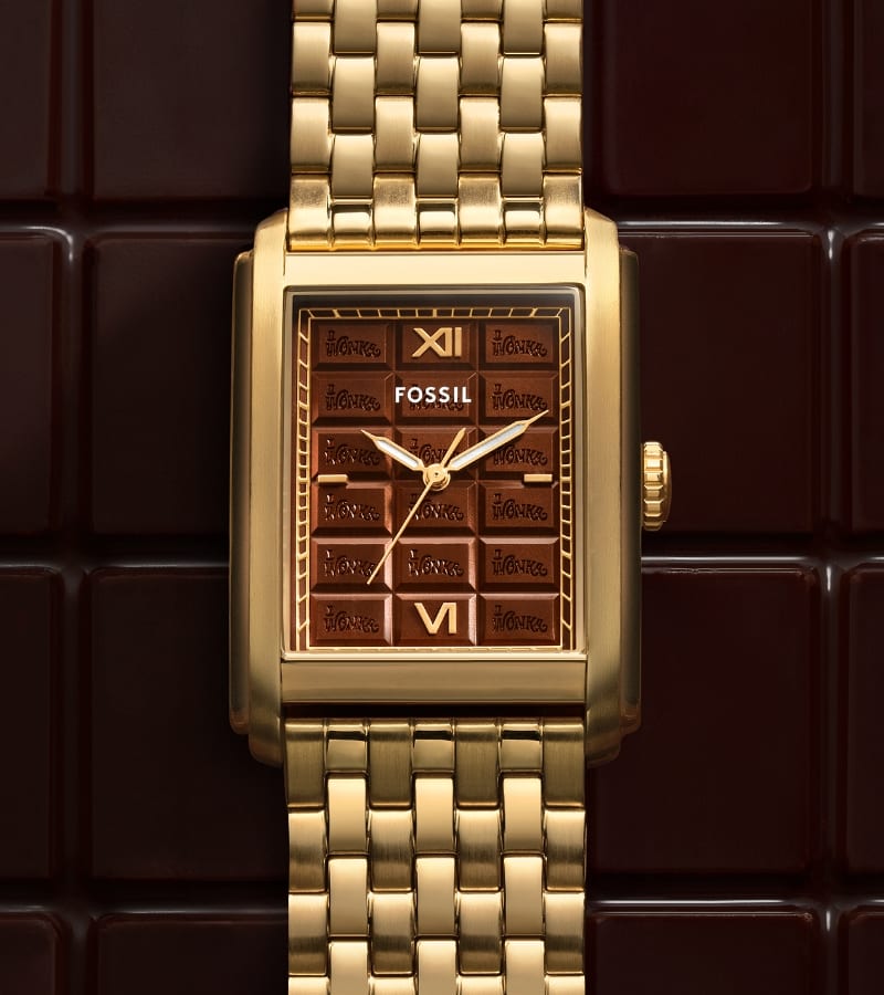 Die goldfarbene Limited Edition Uhr Carraway mit einem von einer Schokoladentafel inspirierten Zifferblatt auf einem braunen, schokoladentafelähnlichen Hintergrund.