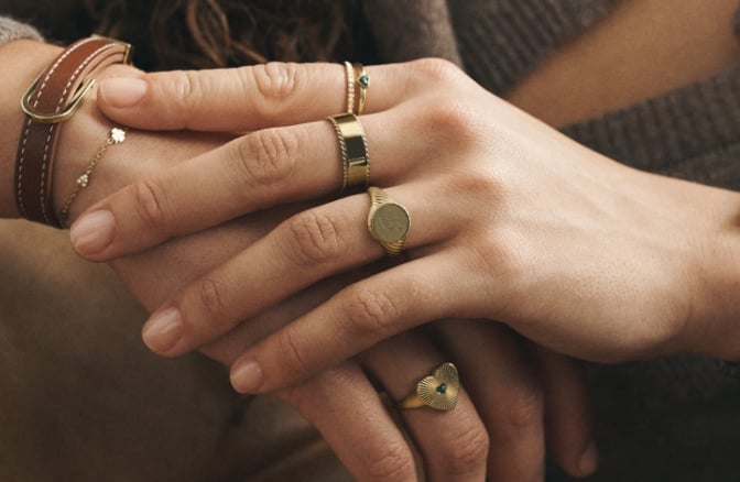 Frau mit goldfarbenen Ringen. 