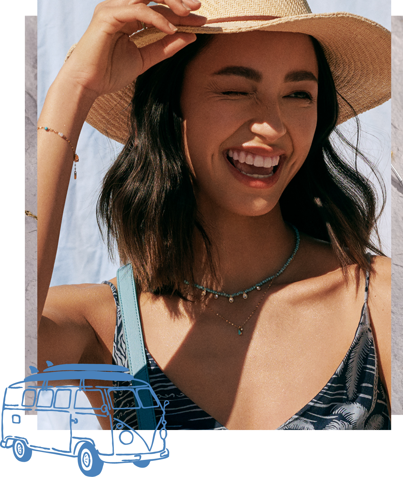 Frau mit Hut, die augenzwinkernd zwei Halsketten aus der Kollektion Tranquil Summer trägt.