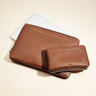Deux accessoires en cuir brun.
