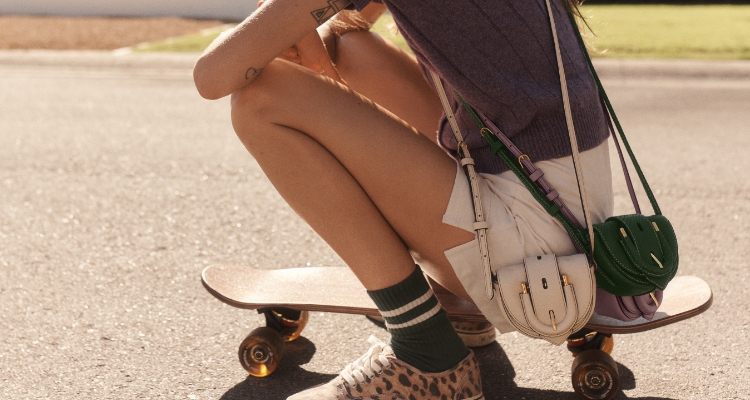 Ein GIF mit drei Micro Taschen in Helllila, Grün mit Pythonprägung und Cremefarben (im Uhrzeigersinn von oben) und eine auf einem Skateboard sitzende Frau mit Micro Crossbodys in Grün mit Pythonprägung und in Cremefarben. 