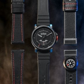Graphiques en forme de chauves-souris rouges avec la montre Batman x Fossil noire, ainsi que deux bracelets noirs supplémentaires.