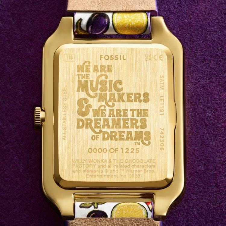 La tapa de la caja del reloj Raquel en edición limitada, con el texto «Somos los creadores de la música y los soñadores de los sueños». 