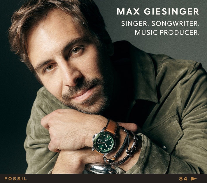 Max porte la montre Fossil Blue.