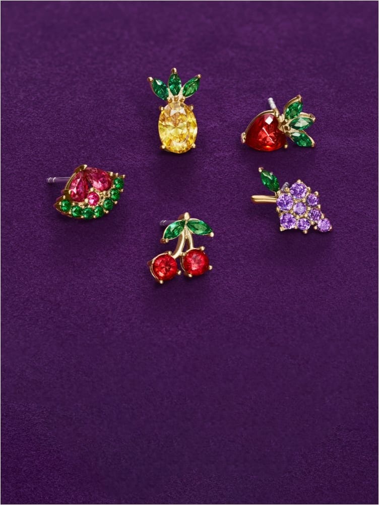Ein GIF mit der goldfarbenen Halskette mit bunten Früchten aus Glassteinen und dem Ohrringset mit fünf obstförmigen Glassteinen.