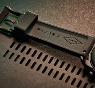 Ein schwarzes Silikonband mit Razer x Fossil Logo.