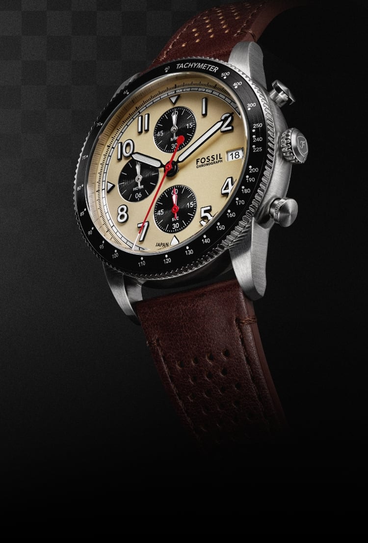 La montre Sport Tourer avec un bracelet en cuir brun et un cadran blanc cassé.