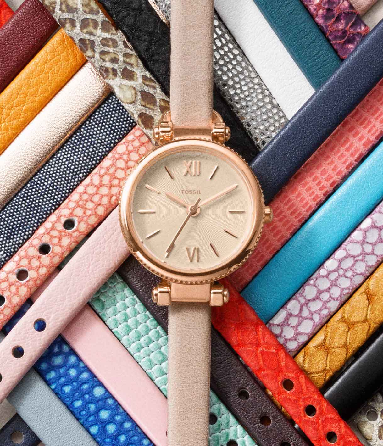 Montre Mini Georgia posée sur 35 bracelets interchangeables.