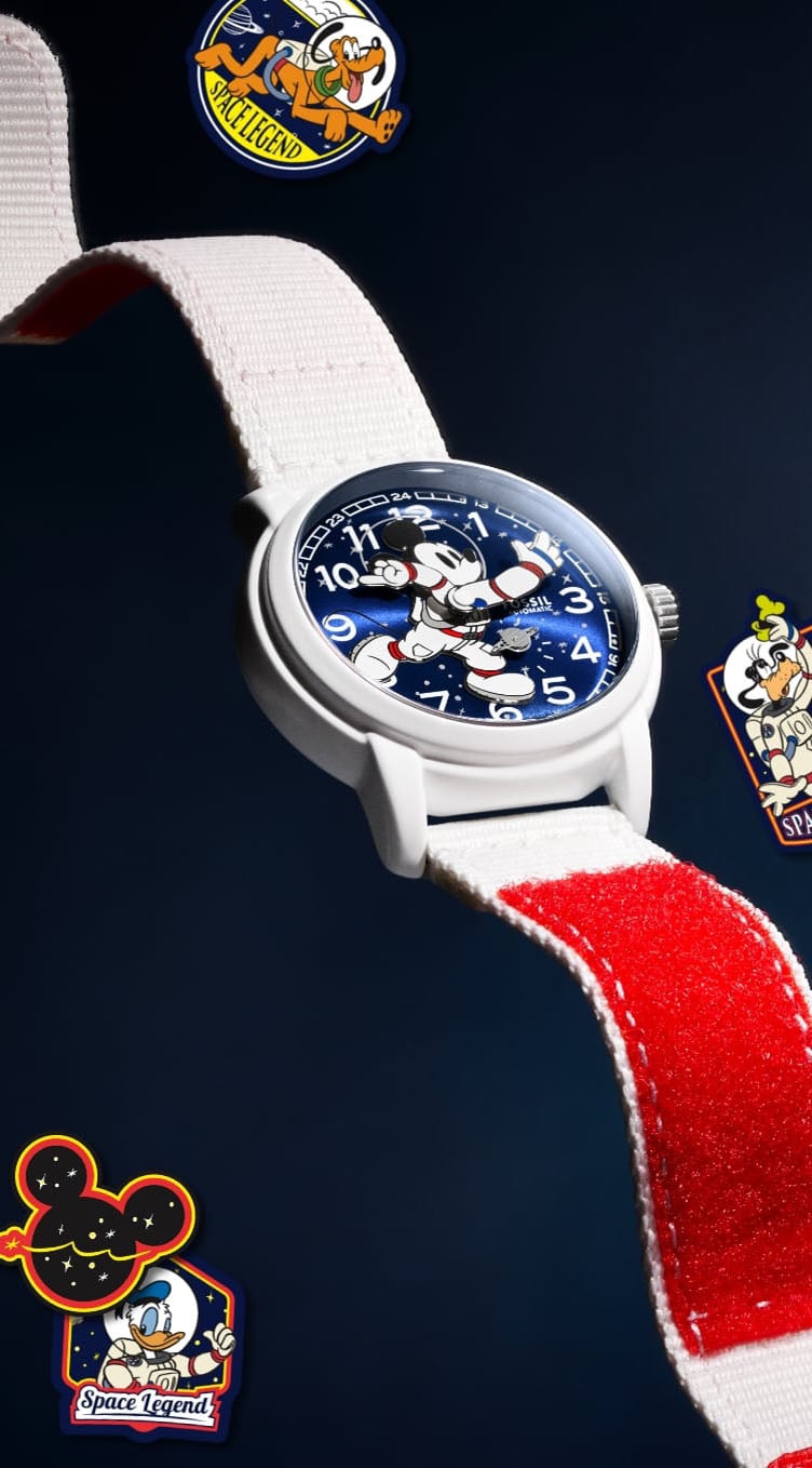 Reloj Mickey Mouse Astronaut de edición limitada rodeado de diseños espaciales de personajes de Disney, como Goofy, Pluto y Pato Donald.