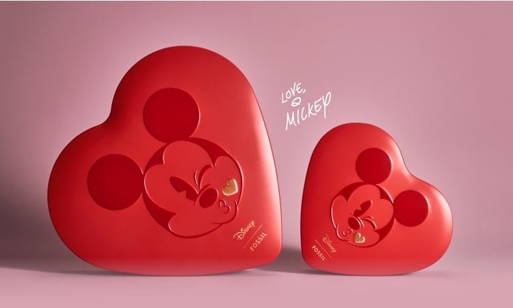 Una GIF dell’esclusiva confezione rossa a forma di cuore con Topolino che manda un bacio sulla parte anteriore e il certificato di autenticità.