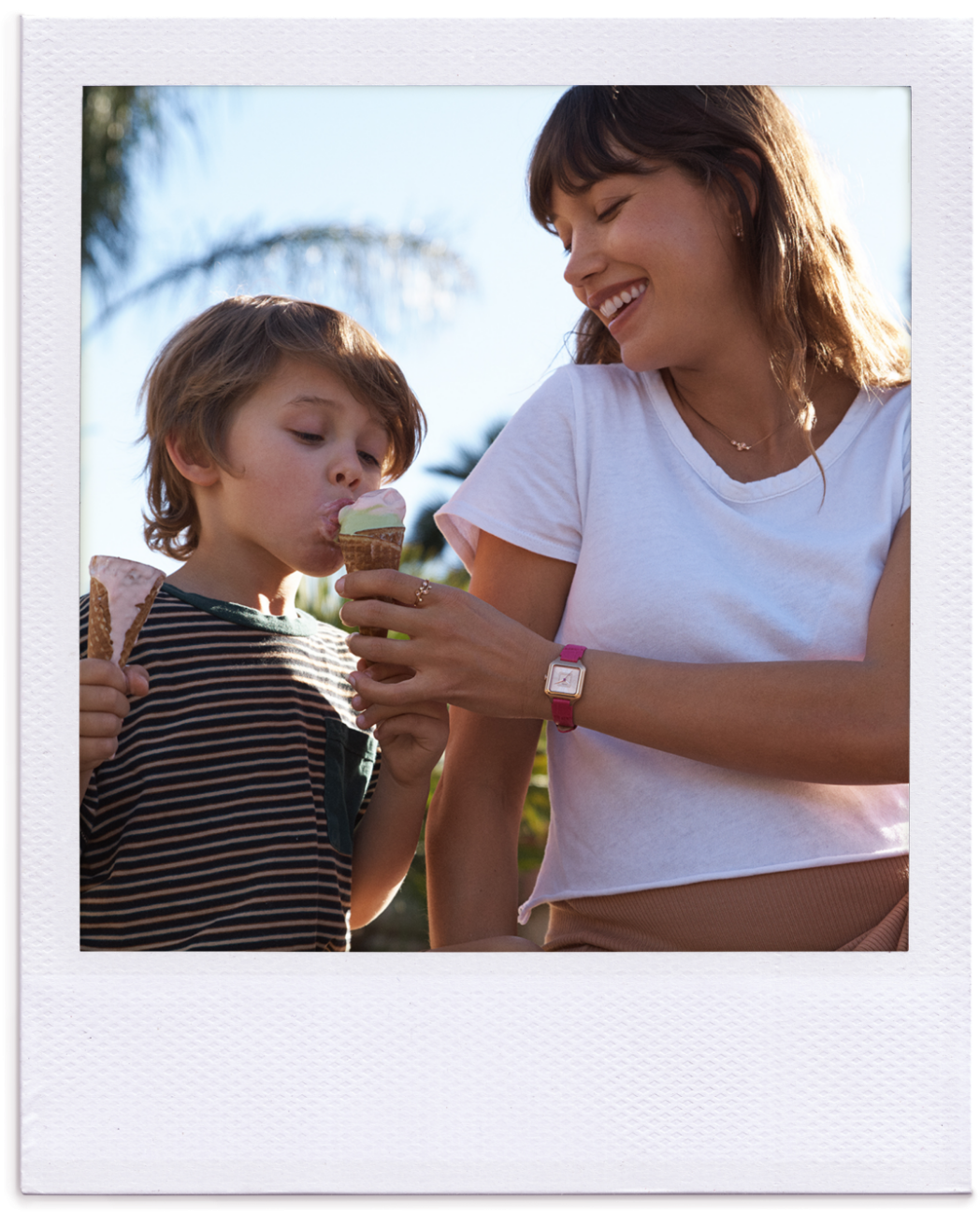 Una mamma che gusta un gelato con la figlia.