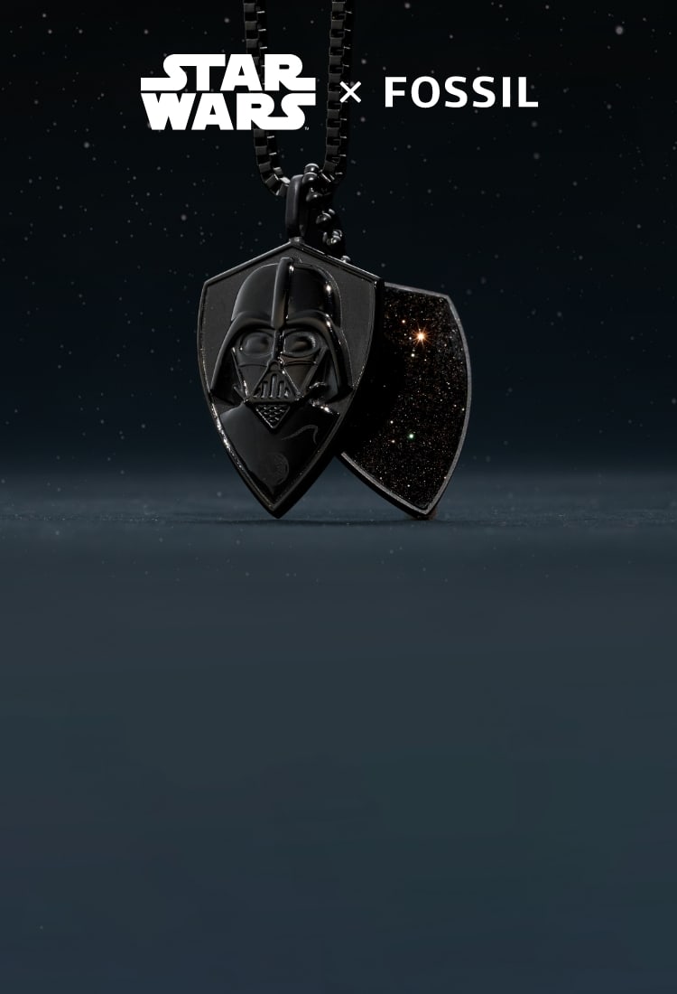 Un collier noir avec plaque présentant le casque de Dark Vador en relief