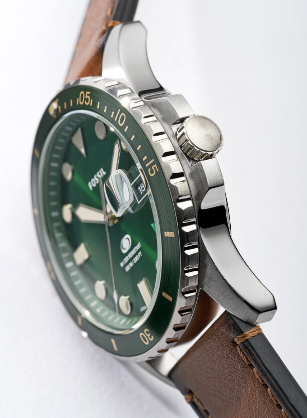 Uhr Fossil Blue mit braunem Lederband und grünem Zifferblatt.