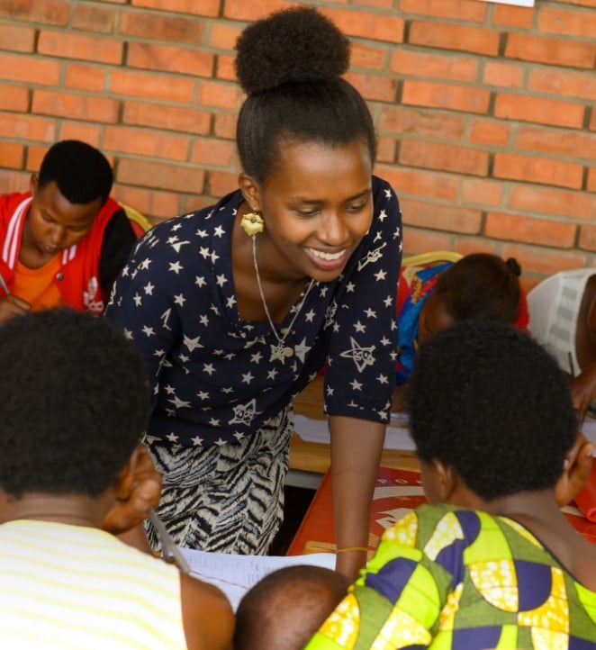 Une jeune femme souriant et applaudissant.