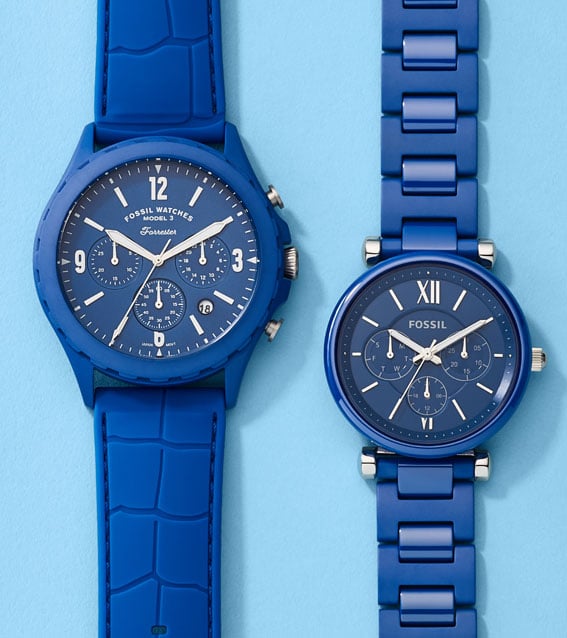 Colección de relojes de cerámica en color azul.