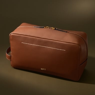 Une trousse de toilette en cuir brun.