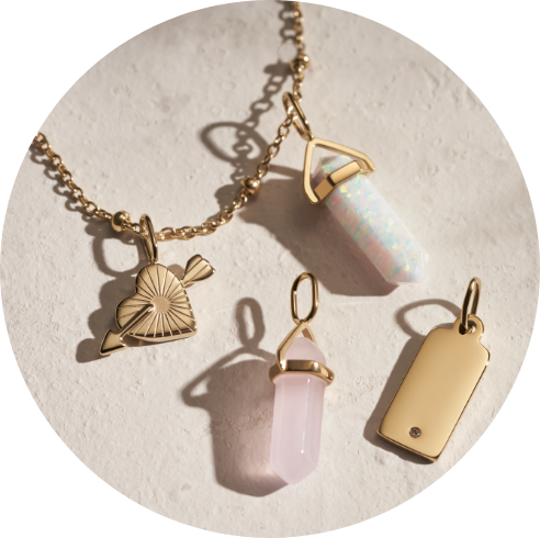 Una pulsera de cadena con cuatro charms Corra.