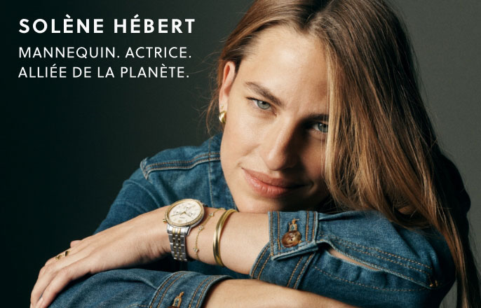 Solène Hébert pose avec la montre Fossil Neutra bicolore, des bracelets et des boucles d'oreilles de la collection d'automne Fossil