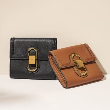 Eine Geldbörse aus schwarzem Leder und eine aus braunem Leder.