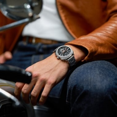 Un homme portant une montre argentée.