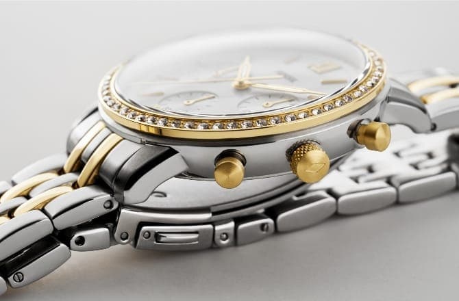 Un reloj con brazalete de acero inoxidable en dos tonos
