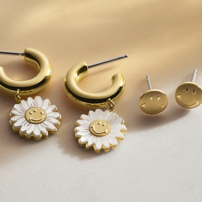 Fossil x Smiley gold-tone and daisy earrings. 