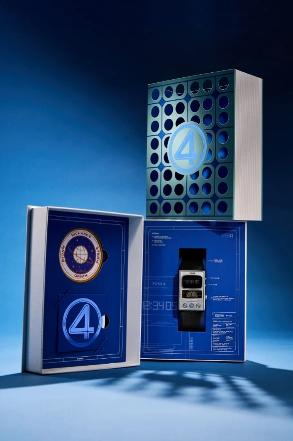宇宙時代を彷彿とさせるボックスを開けると、限定モデルのデジ・カルク ウォッチが現れます。内側には数式や科学式が描かれ、テクニカルな雰囲気を醸し出しています。