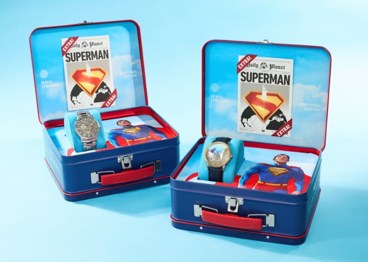 Reloj Superman con el horizonte de Metrópolis y Superman volando alrededor de la esfera en el segundero.