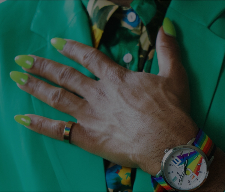Gros plan d’une personne dans un habit vert portant une montre Fossil Pride.