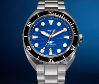 Die zweifarbige Uhr Fossil Blue Dive mit grauem Zifferblatt.