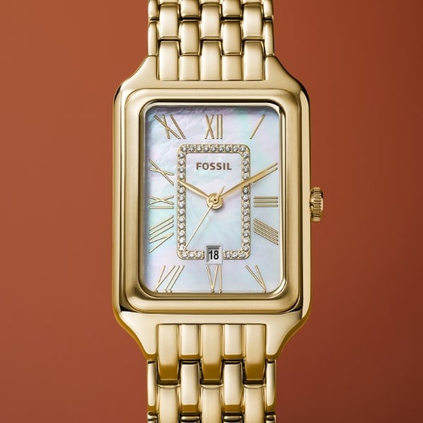 L’orologio Raquel color oro con quadrante in madreperla e dettagli in cristallo.