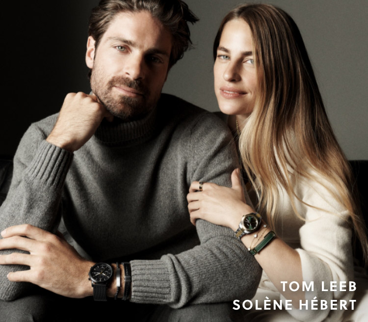 Ana et Max sont assis et portent des bijoux et des montres Fossil