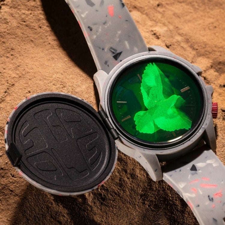 La montre STAPLE x Fossil avec l’hologramme qui affiche le logo pigeon en vol de Staple.