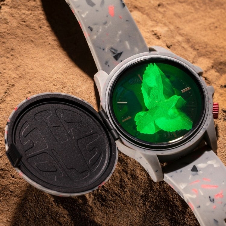 Die STAPLE x Fossil Uhr mit einem Hologramm, das das Logo von Staple, eine Taube im Flug, zeigt.