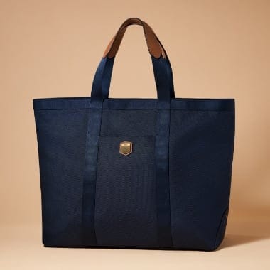 Un sac en nylon bleu.