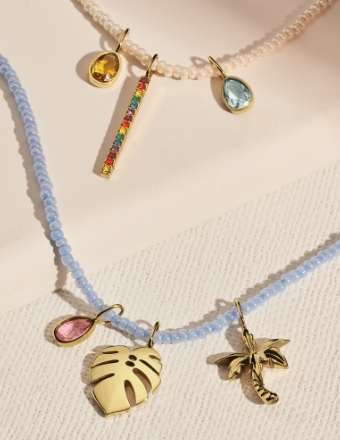 Joyería con charms para mujer.