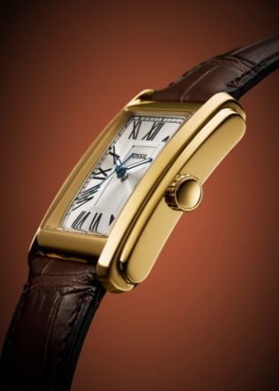 Eine Uhr Carraway mit goldfarbenem Gehäuse und braunem Lederband.