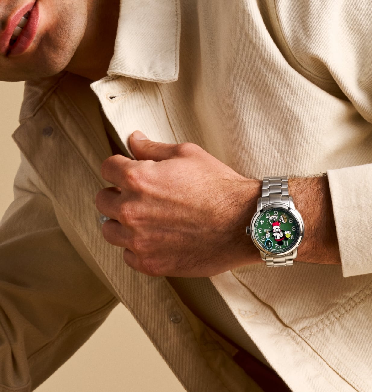 Un hombre vestido de manera informal con el reloj Disney Mickey Mouse Tennis en edición limitada. 