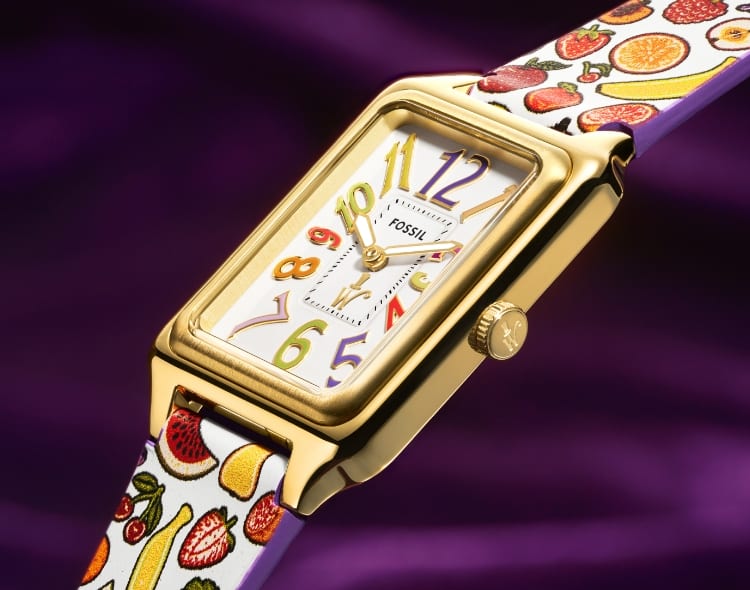 Cette montre Raquel en série limitée, présentant un cadran coloré et un bracelet en cuir dont le motif rappelle le papier peint léchable.