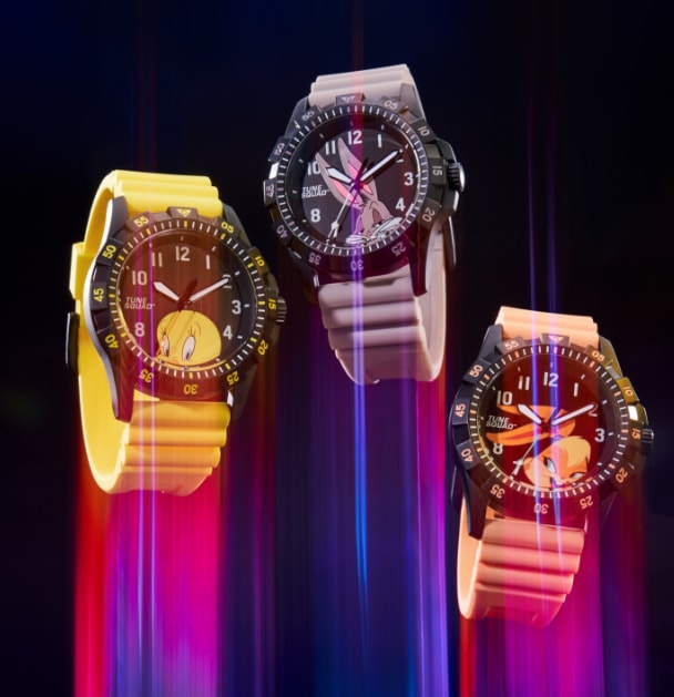 Trois montres colorées avec des personnages de Space Jam.