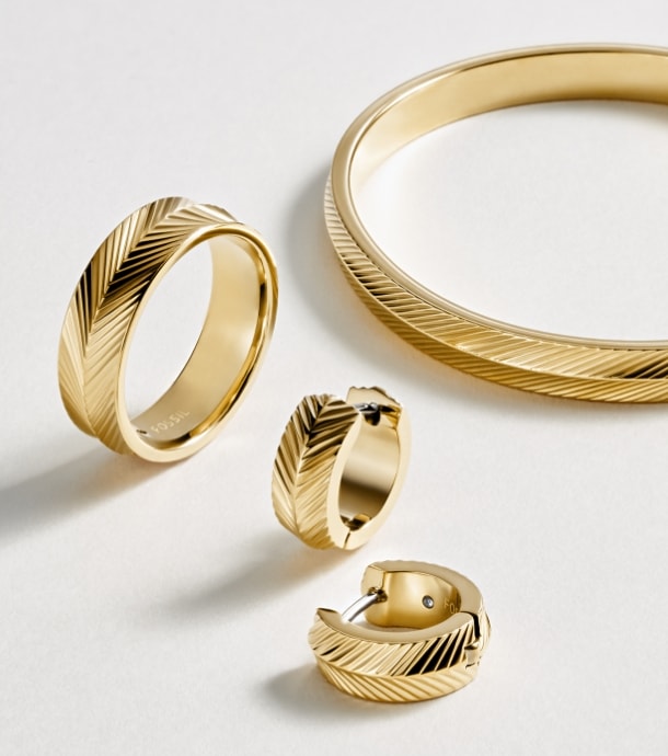 La collection de bijoux dorés Sadie Linear.