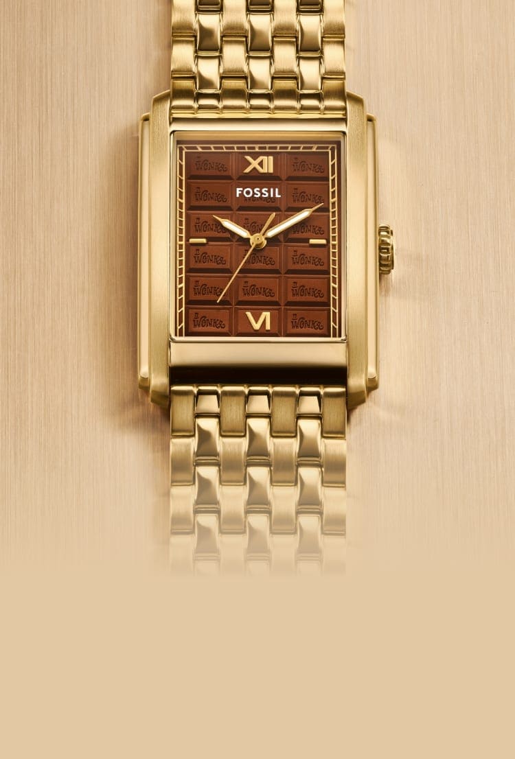Une montre Carraway ton or avec un cadran inspiré par une barre de chocolat sur un arrière-plan de couleur pâle.