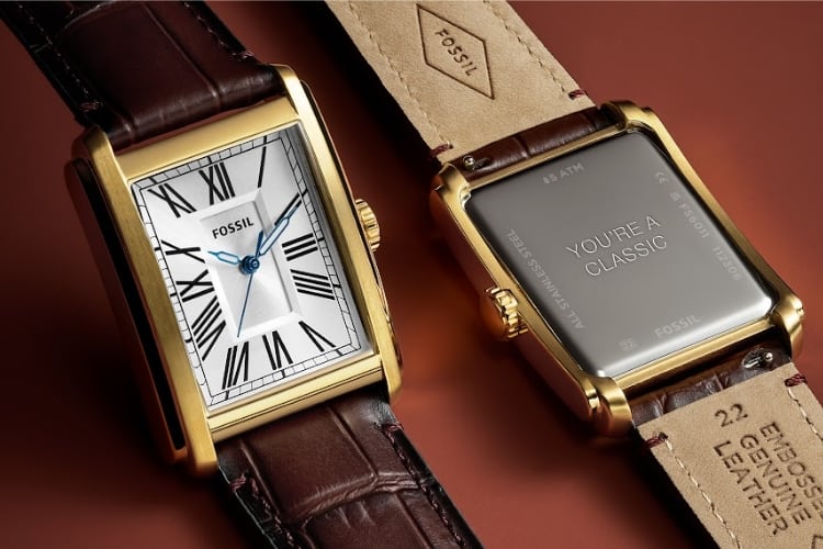 L’avant d’une montre Carraway avec bracelet en cuir brun ; l’arrière d’une montre Carraway avec bracelet en cuir brun et l’inscription « You’re A Classic » gravée.