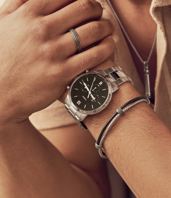 Une montre chronographe Neutra en acier inoxydable avec un cadran bleu