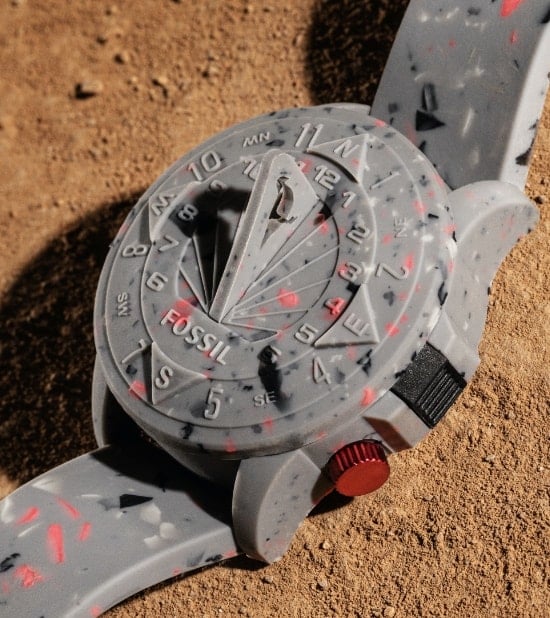 Le devant de la montre STAPLE x Fossil en série limitée avec des couleurs inspirées de la pierre de terrazzo et une conception à fente inspirée par les cadrans solaires.